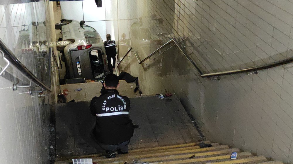 Aracıyla metro alt geçidine düşen genç hayatını kaybetti - 2