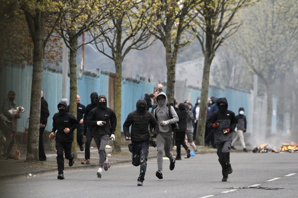 Kuzey İrlanda'daki şiddet olayları yeniden başladı - 8