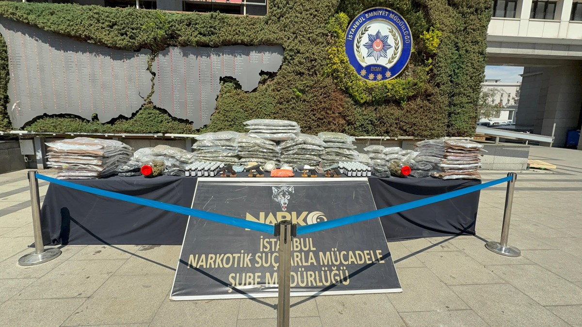 Ele geçirilen uyuşturucu maddeler emniyet yerleşkesinde sergilendi Ele geçirilen uyuşturucu maddeler emniyet yerleşkesinde sergilendi