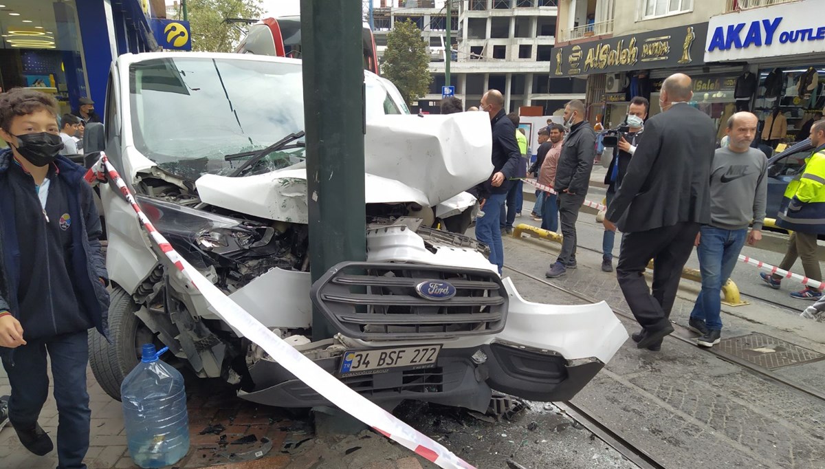 Zeytinburnu'nda tramvay yoluna girmeye çalışan araçla tramvay çarpıştı