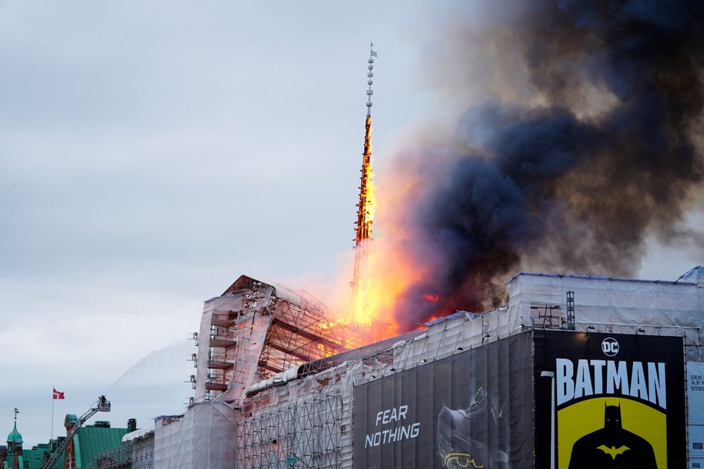 Danimarka'da 17. yüzyıldan kalma borsa binası alev alev yandı - 5
