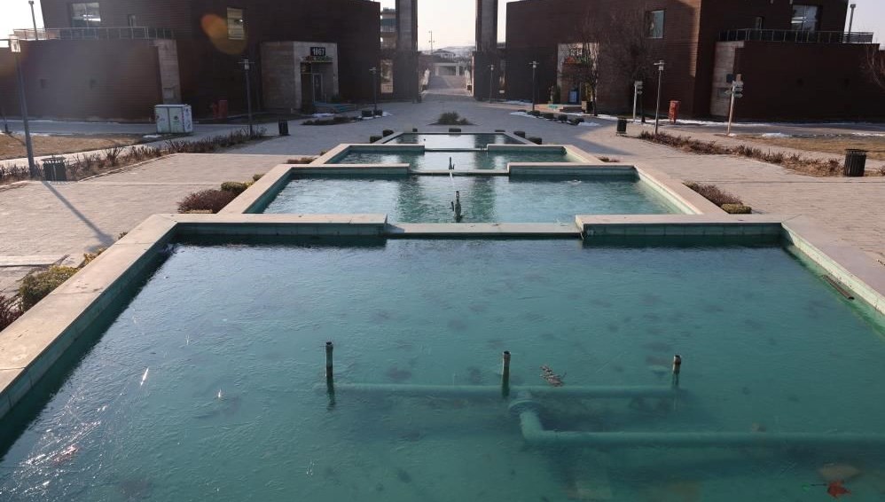 Elazığ buz kesti: Süs havuzları dondu