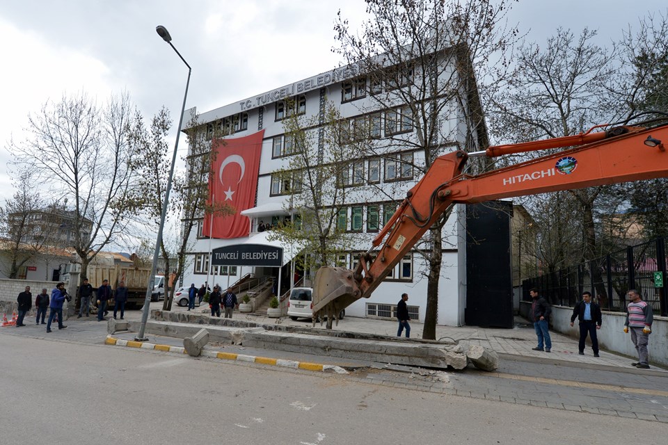 TKP'li Maçoğlu, Tunceli Belediyesi önündeki duvarları yıktırdı - 2