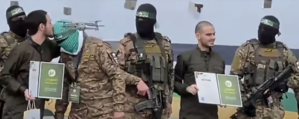 Gazze'de 7. esir takasında kriz | İsrail, Filistinli mahkumların serbest bırakılmasını diğer rehineler bırakılana kadar erteledi - 1