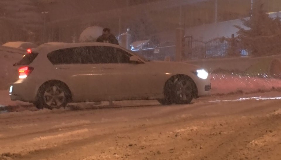 Ankara'da yoğun kar, kenti beyaza bürüdü - 2