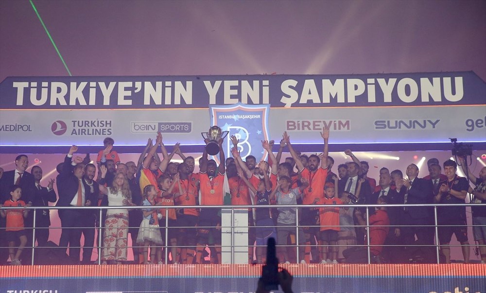 Medipol Başakşehir, şampiyonluk kupasını kaldırdı - 6