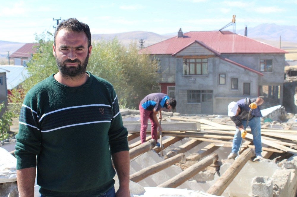 Evine yılanların yuva yaptığını iddia eden vatandaş evini yıktı - 2