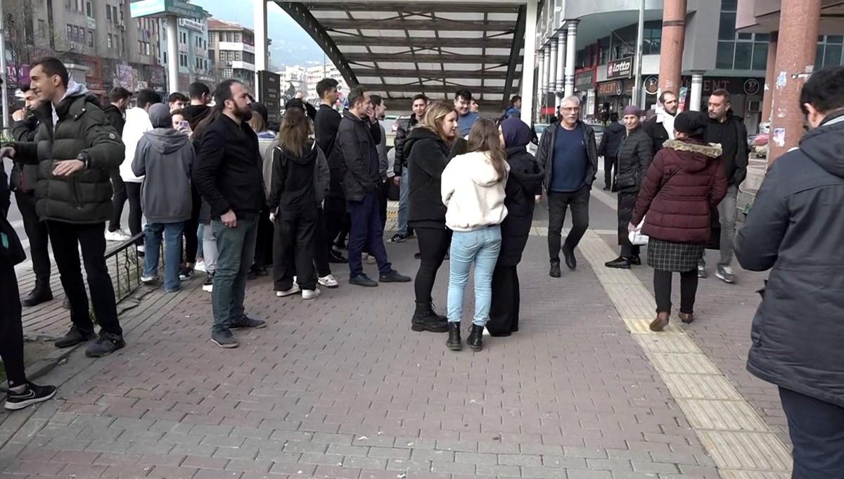 Bursa'da deprem sonrası ilk görüntüler: Vatandaşlar sokaklara döküldü Bursa'da deprem sonrası ilk görüntüler: Vatandaşlar sokaklara döküldü