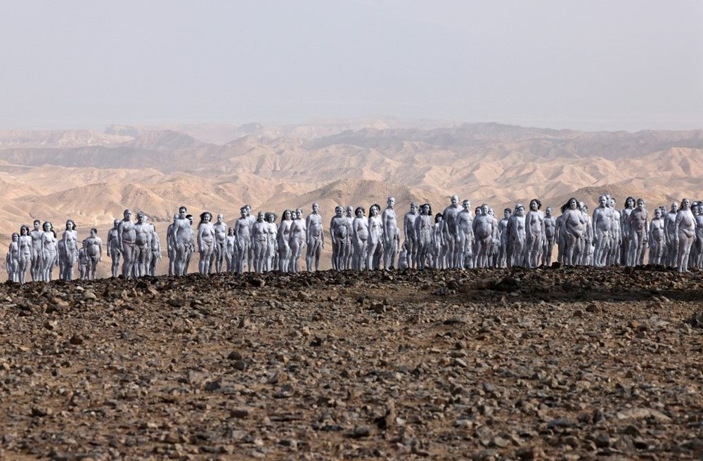Lut Gölü'nün her yıl bir metre çekilmesine dikkat çekmek için yüzlerce kişi çıplak poz verdi - 2