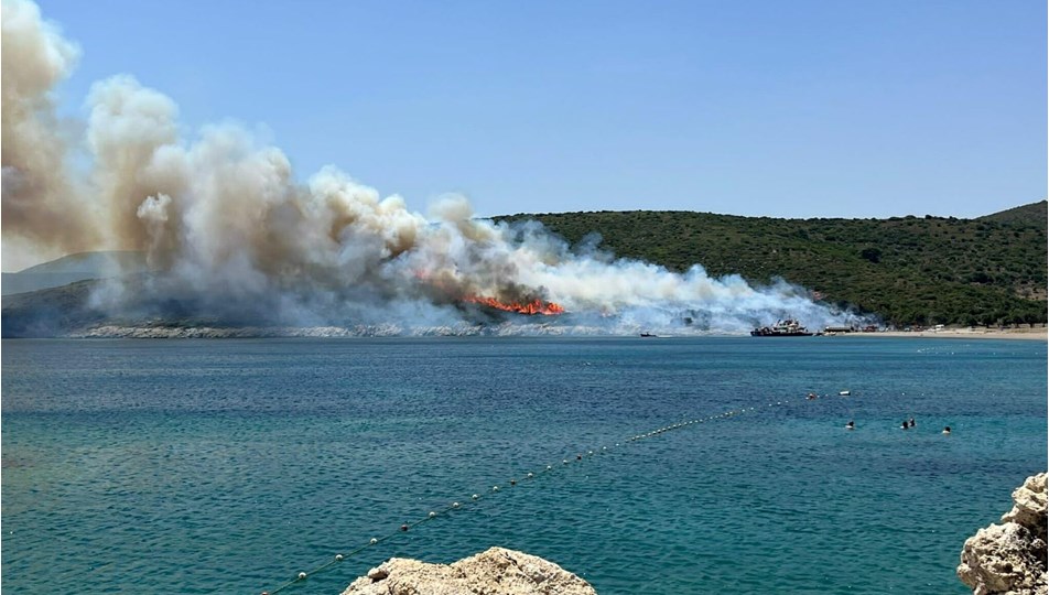 İzmir’de makilik alanda yangın (Havadan ve karadan müdahale başladı)