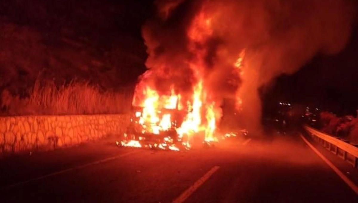 Seyir halindeki TIR’da yangın Seyir halindeki TIR’da yangın