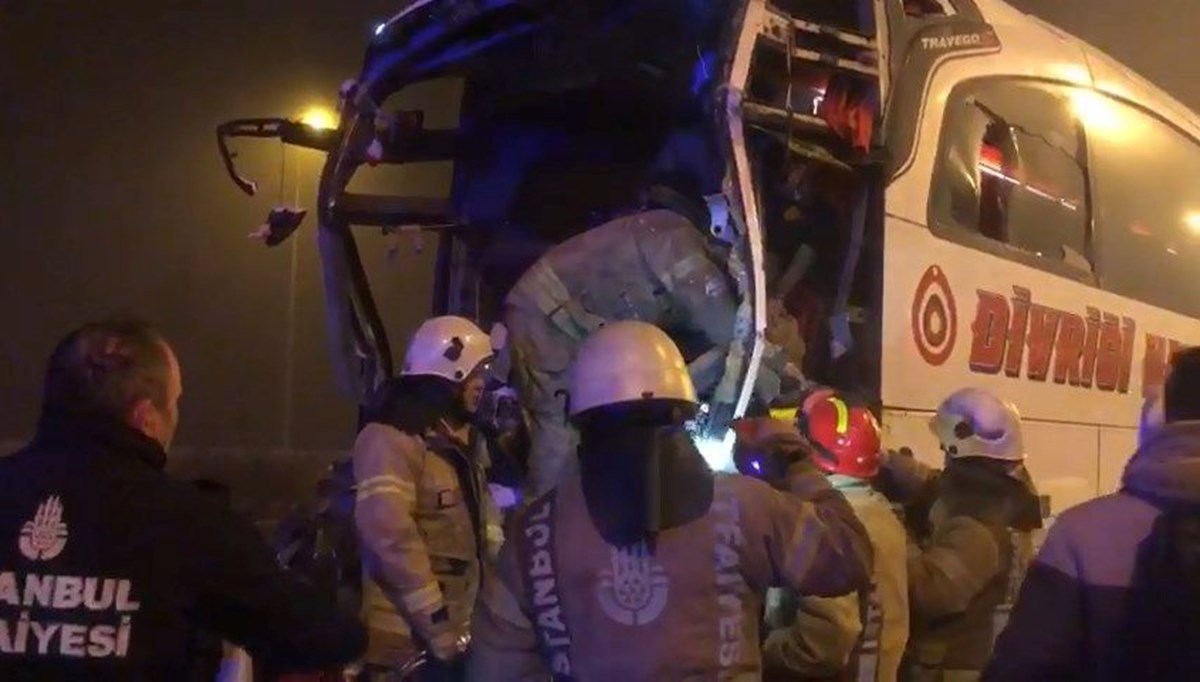 İstanbul'da yolcu otobüsü TIR'a çarptı: 1'i ağır 19 yaralı İstanbul'da yolcu otobüsü TIR'a çarptı: 1'i ağır 19 yaralı