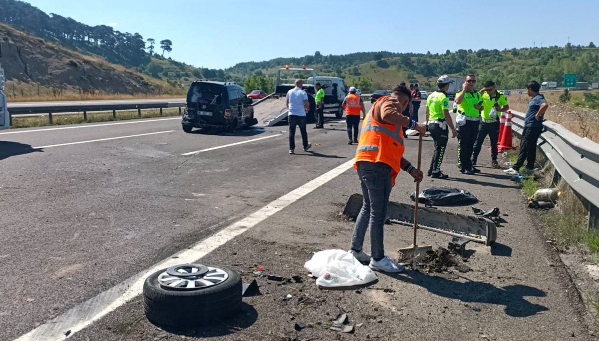 Seyir halinde lastiği patlayan araç kaza yaptı: 9 yaralı Seyir halinde lastiği patlayan araç kaza yaptı: 9 yaralı