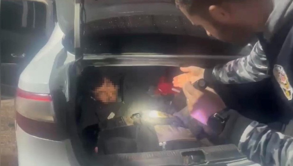 13 göçmeni 2 otomobile sığdırdılar! 1'i bagajdan çıktı