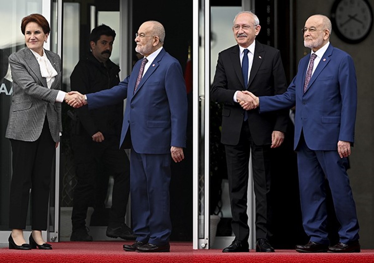 Toplantıya ev sahipliği yapan Saadet Partisi Genel Başkanı Temel Karamollaoğlu, liderleri kapıda karşıladı. Toplantıya ev sahipliği yapan Saadet Partisi Genel Başkanı Temel Karamollaoğlu, liderleri kapıda karşıladı.