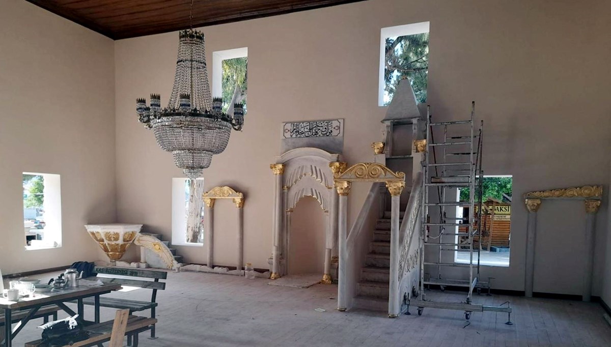 Camide tepki çeken restorasyon: Tarihi yapıdaki kök boya silindi, altın varak yapıldı Camide tepki çeken restorasyon: Tarihi yapıdaki kök boya silindi, altın varak yapıldı