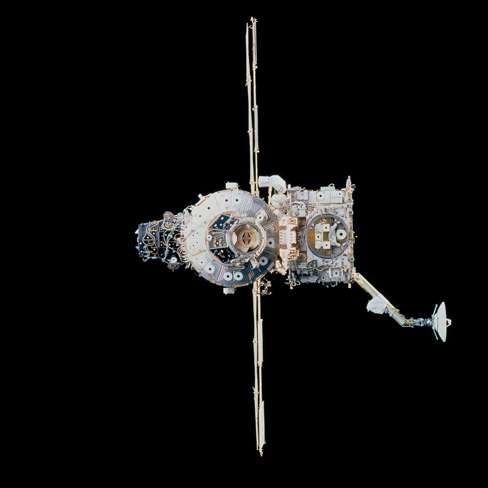 Russian cosmonauts discover new cracks on International Space Station - 2
