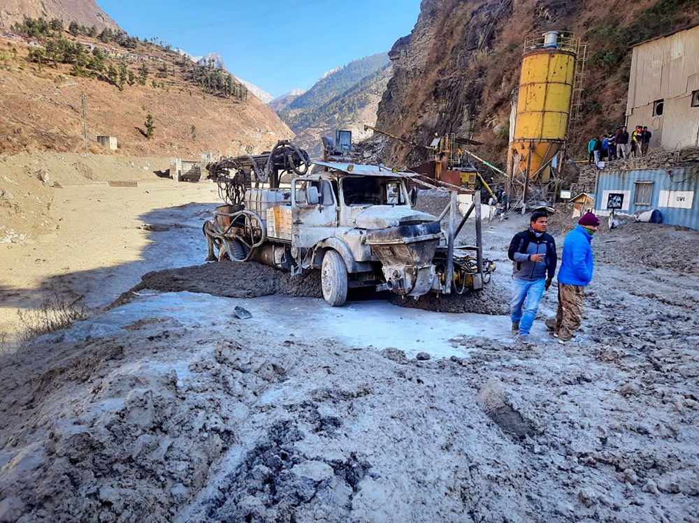 Hindistan'da nehre düşen buz kütlesi sele neden oldu: 170 kayıp, 14 ölü - 13