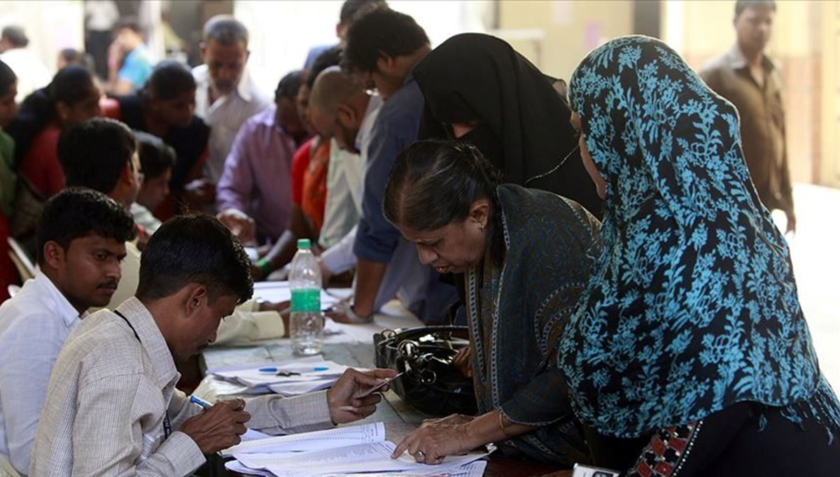 Hindistan'da seçim: 3'ünde iktidar partisi önde Hindistan'da seçim: 3'ünde iktidar partisi önde