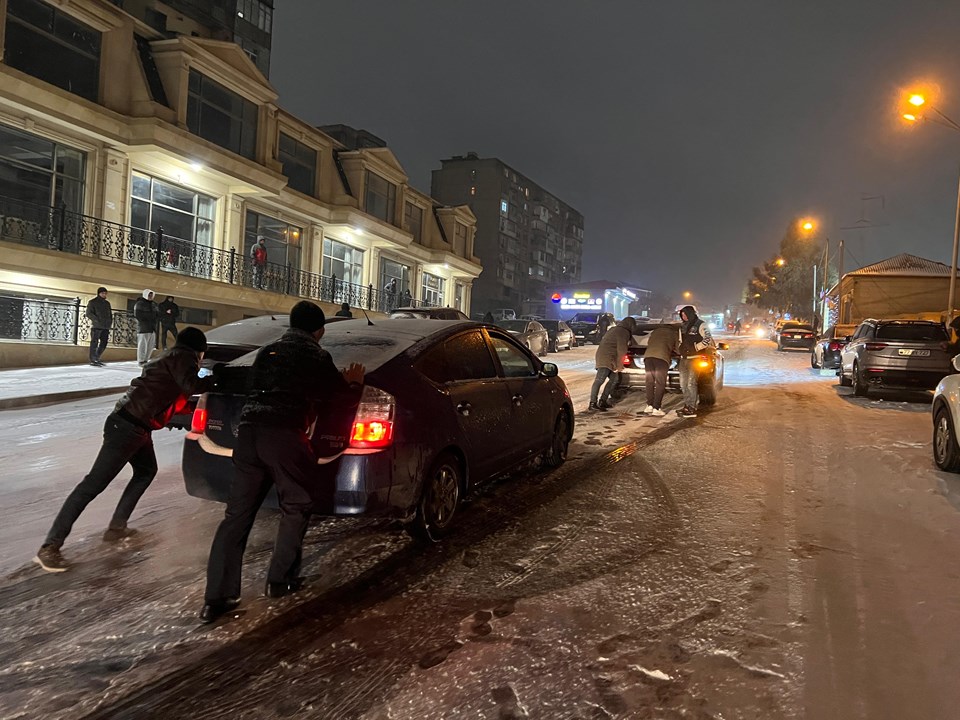Bakü'de kar yağışı hayatı olumsuz etkiledi - 1