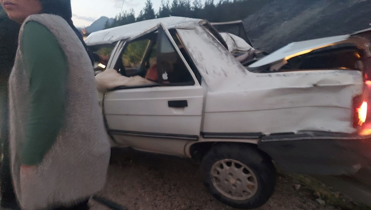 Otomobil bariyerlere çarptı: 2 yaralı Otomobil bariyerlere çarptı: 2 yaralı