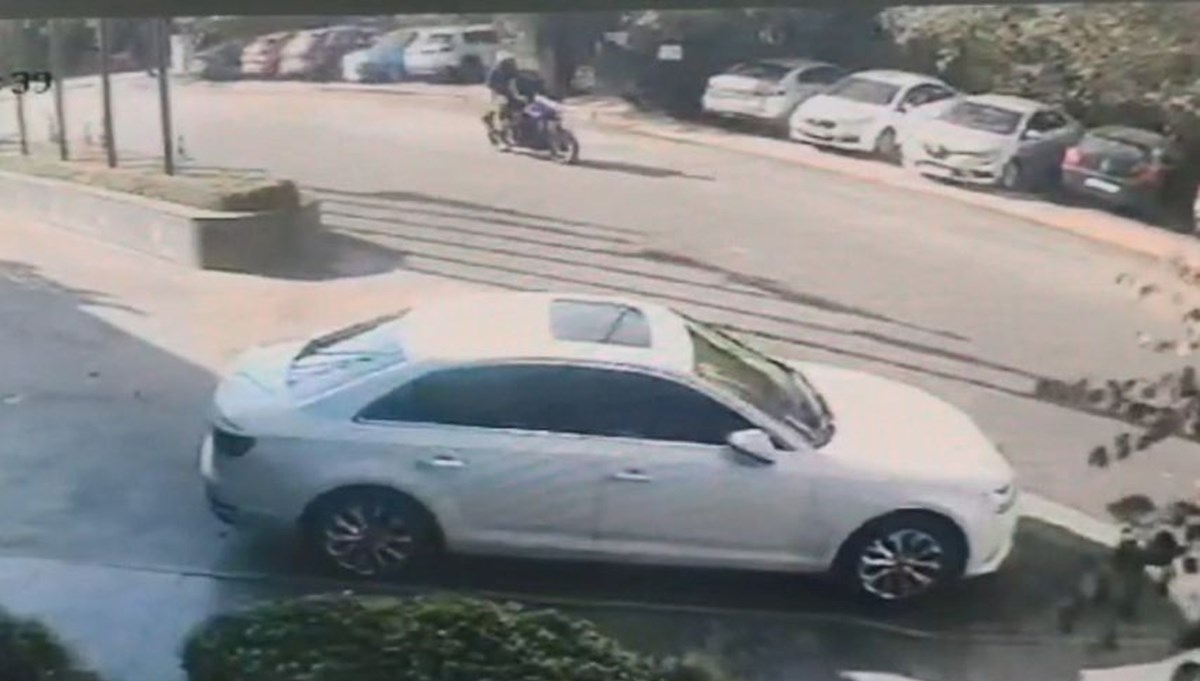 Ataşehir'de iş insanının otomobiline silahlı saldırı kamerada