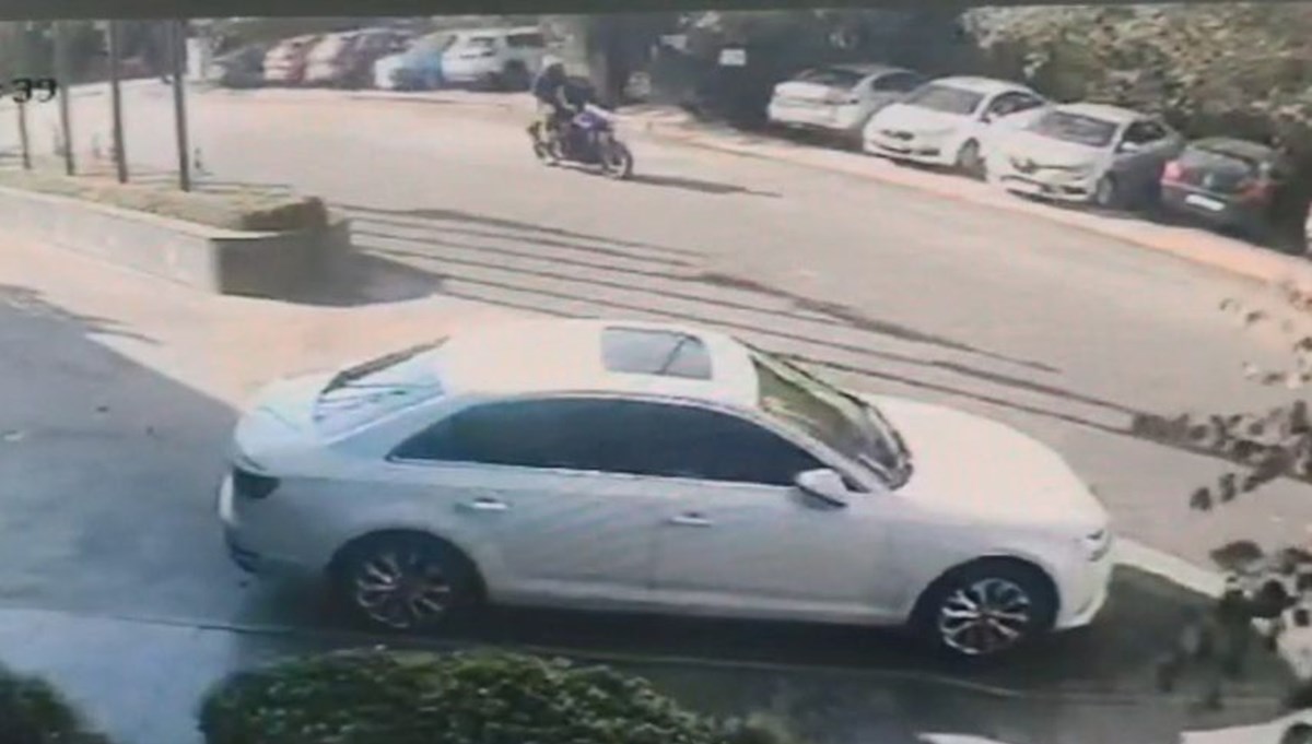 Ataşehir'de iş insanının otomobiline silahlı saldırı kamerada Ataşehir'de iş insanının otomobiline silahlı saldırı kamerada