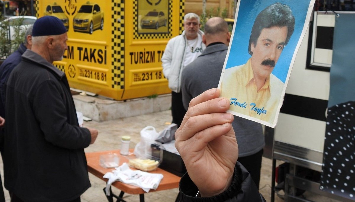 Manisa'da Ferdi Tayfur hayranı lokma döküldü