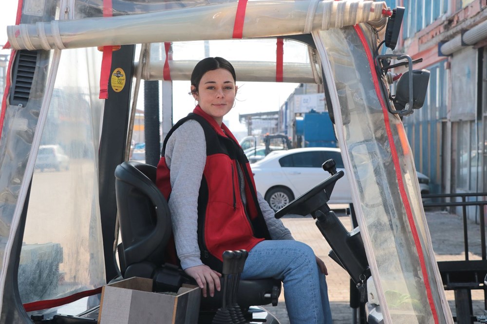 Sıradışı Bir Kariyer: Melike Hanım'ın Forklift Servisindeki Çıraklık Serüveni 76 ZrSqzQ5zckGlKz7Ow365nA