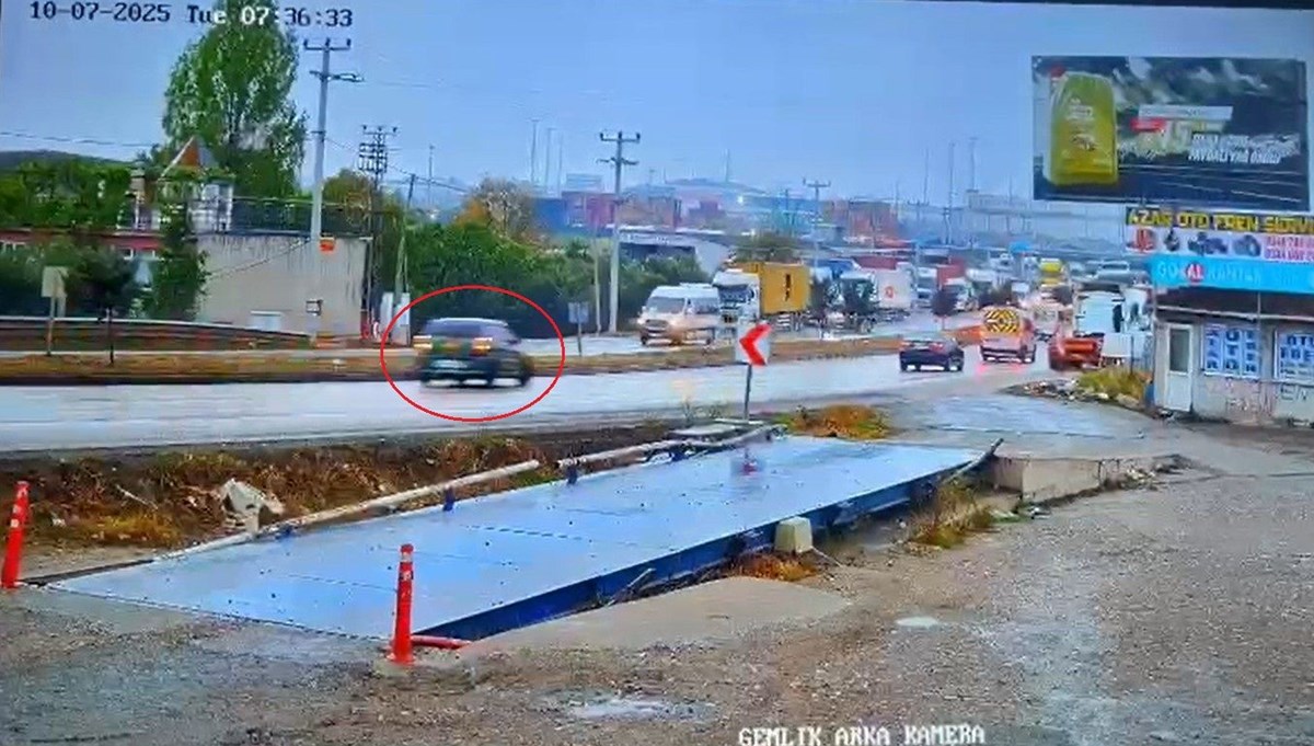 Bursa'da otomobil, park halindeki TIR'a çarptı