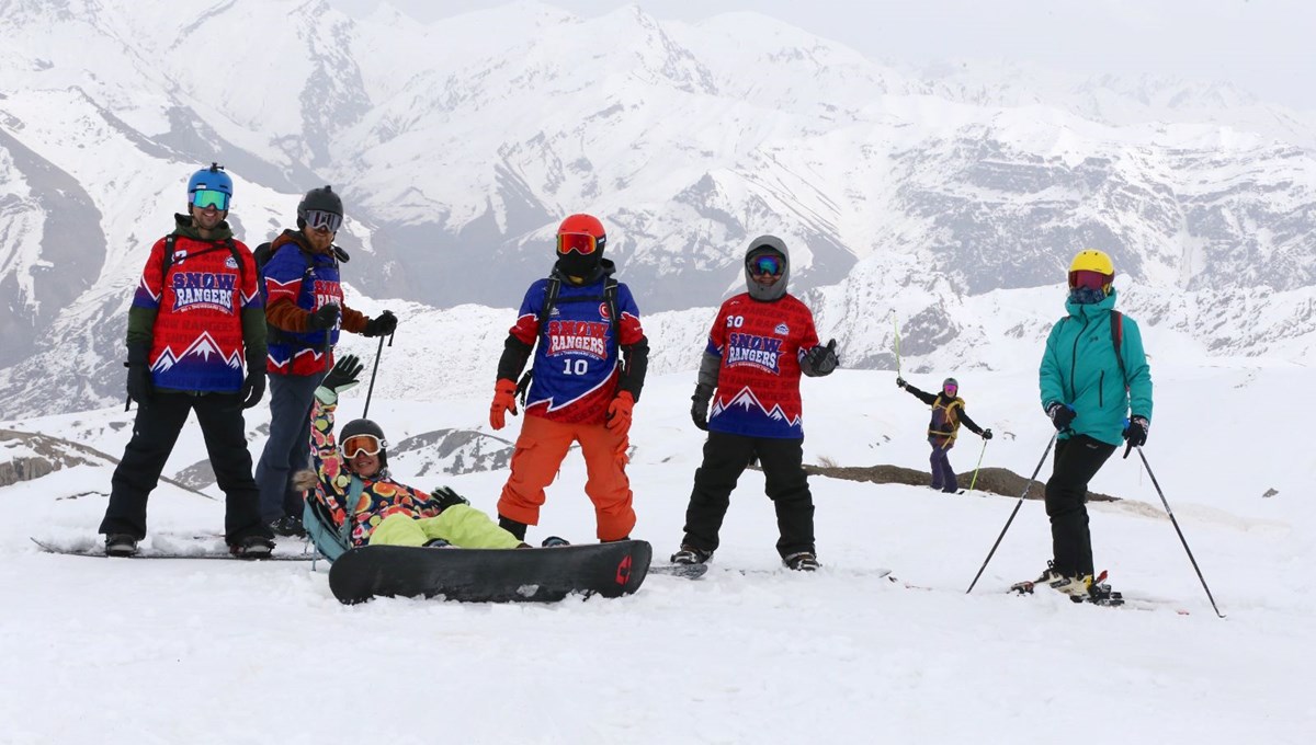 Hakkari'deki kayak merkezi nisanda da kayak tutkunlarını ağırlıyor