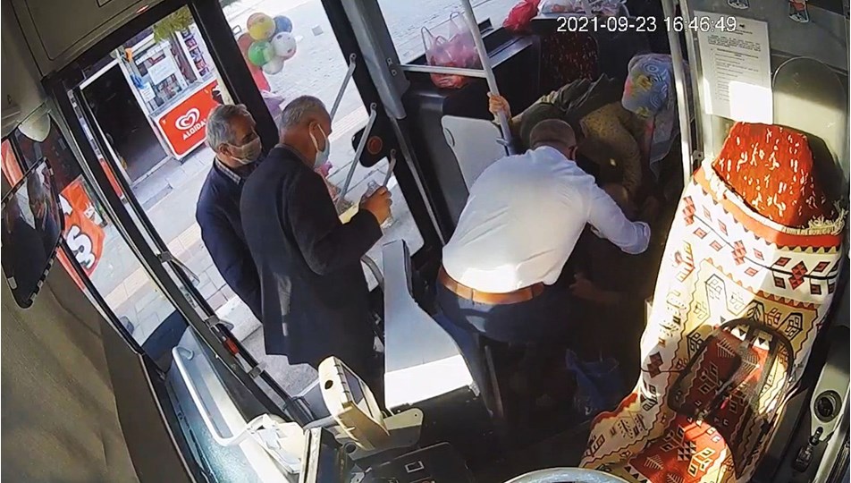 Otobüs şoföründen hayat kurtaran dokunuş