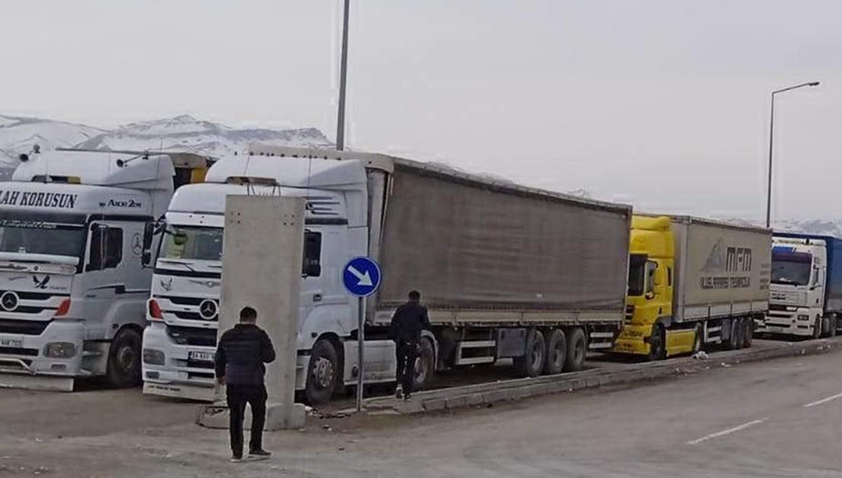 Sınırda 30 kilometrelik TIR kuyruğu: Sürücüler taş dizip yolu kapattı