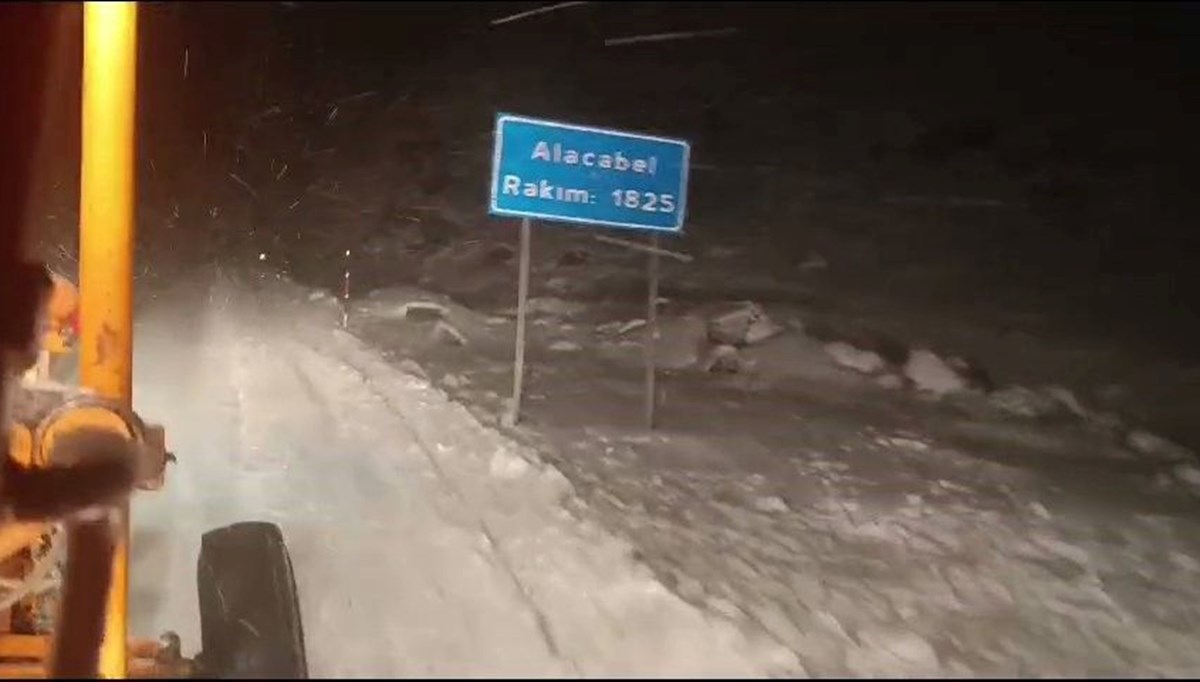 Antalya'da kar yağdı, ulaşım olumsuz etkilendi