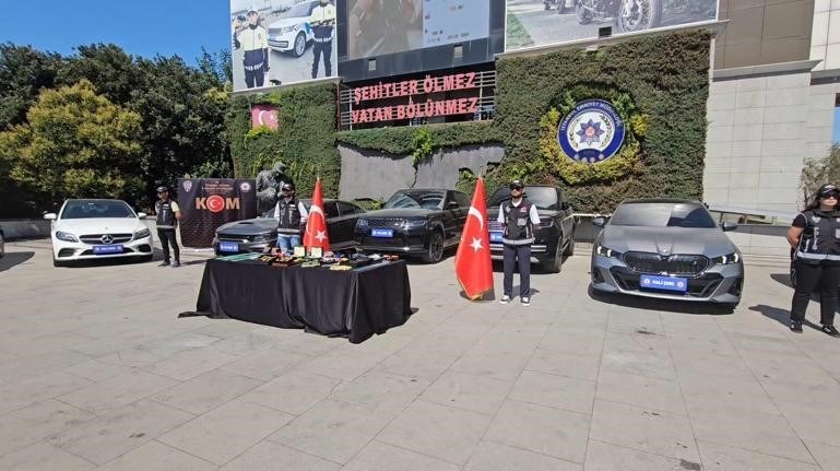 Aynı gruba geçen temmuz ayında da operasyon yapılmıştı. Operasyon kapsamında el konulan araçlar, emniyet yerleşkesinde sergilenmişti.
