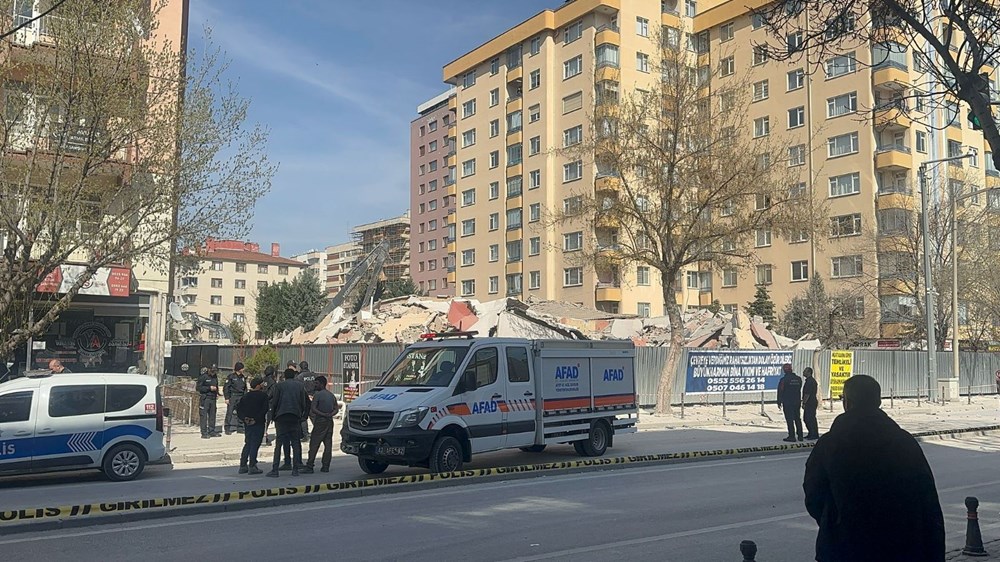 6 katlı bina yıkım sırasında çöktü 75
