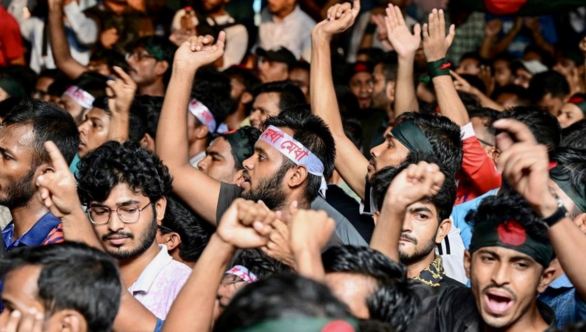 Bangladeş'te karşıt görüşlü öğrenciler birbirine girdi: 1 ölü, 407 yaralı Bangladeş'te karşıt görüşlü öğrenciler birbirine girdi: 1 ölü, 407 yaralı