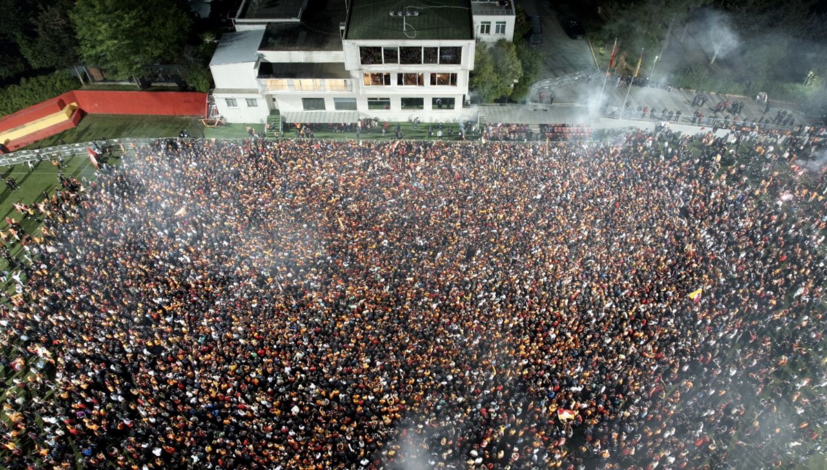 Şampiyon Galatasaray İstanbul'da:  Taraftar Florya'da takımını bekliyor