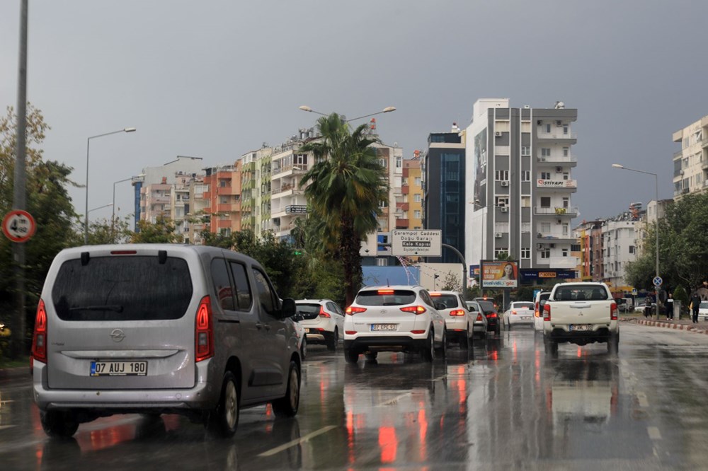 Antalya'yı fırtına vurdu: Dev dalgalar oluştu, ağaçlar devrildi - 8