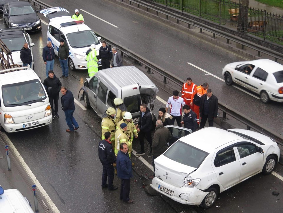 Üsküdar'da zincirleme trafik kazası: 2 yaralı - 2