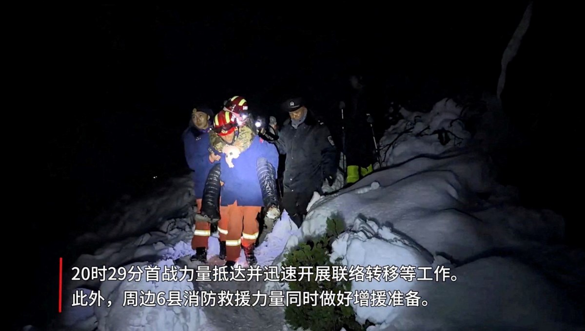 Everest'te ölüm kalım: Mahsur kalan bin dağcı kurtarıldı