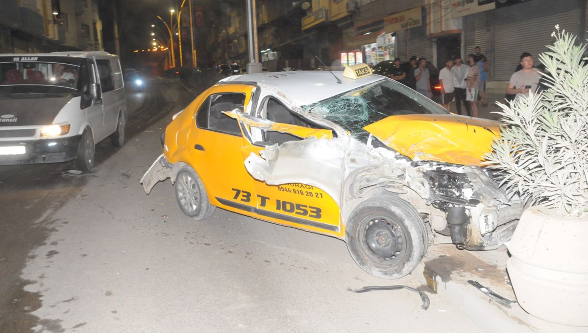 Freni boşalan TIR taksiyi biçti