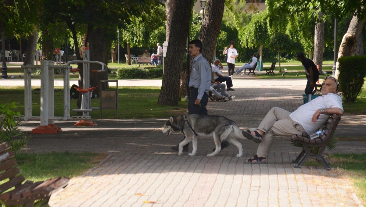 Adana'da sıcaklık 37 dereceyi buldu, parklar doldu