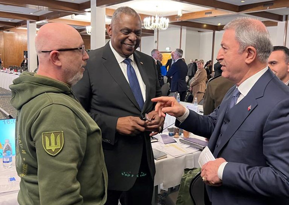 Milli Savunma Bakanı Hulusi Akar, toplantı öncesi ABD Savunma Bakanı Lloyd Austin (ortada) ve Ukrayna Savunma Bakanı Oleksi Reznikov (solda) ile ayaküstü bir görüşme gerçekleştirdi.