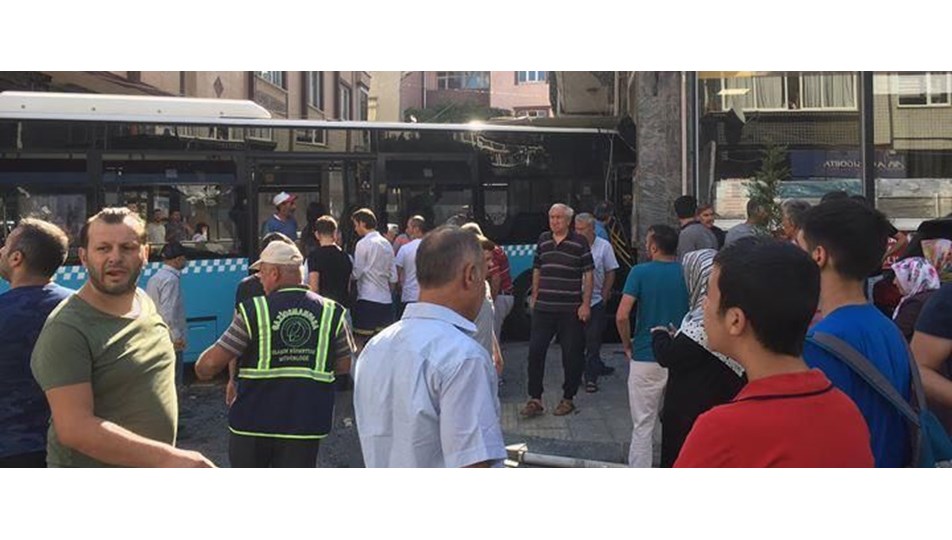 Gaziosmanpaşa'da halk otobüsü kazası: 5 yaralı