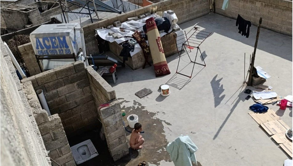 Çocuklarını soğuk suyla yıkayıp hortumla dövdü: Baba tutuklandı