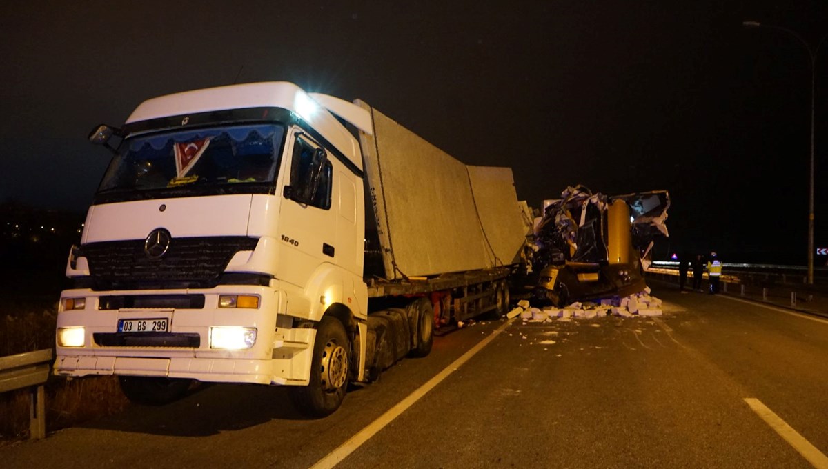 Kütahya'da TIR kazası: 2 yaralı Kütahya'da TIR kazası: 2 yaralı