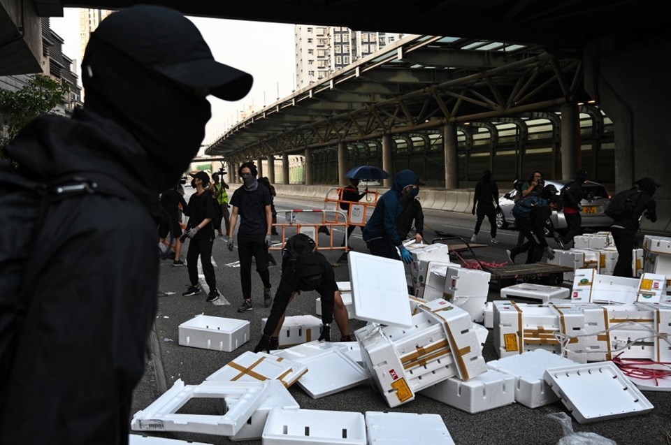 Hong Kong'da protestocular metro istasyonlarına saldırdı - 2