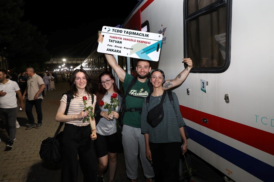 Turistik Tatvan Treni'nin ilk yolcuları Tatvan'a vardı - 1