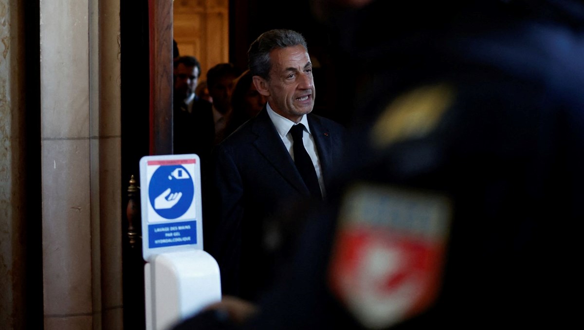 Eski Fransa Cumhurbaşkanı Sarkozy'ye elektronik kelepçe kararı Eski Fransa Cumhurbaşkanı Sarkozy'ye elektronik kelepçe kararı